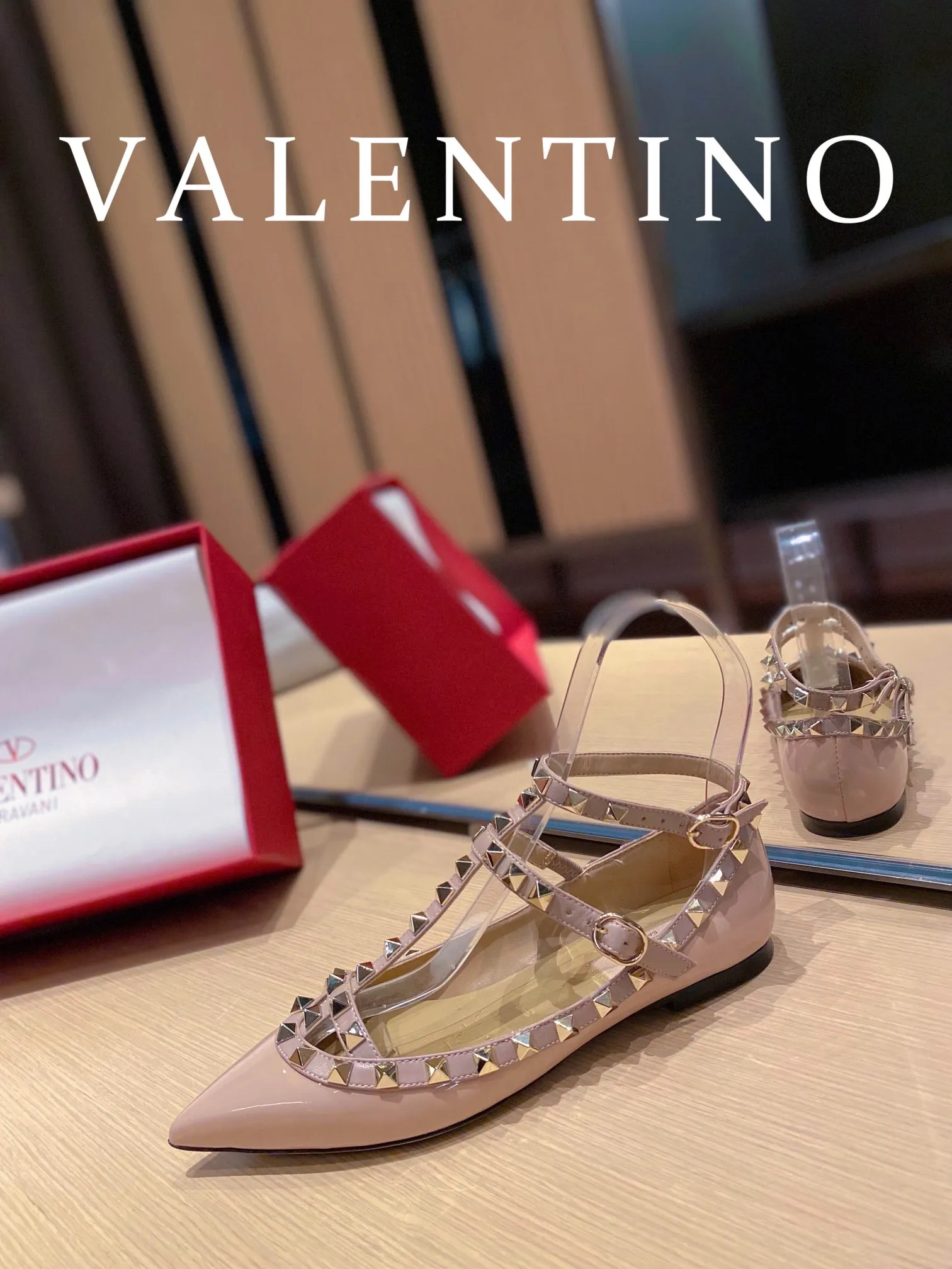 👟👟Ex-factory price👟👟Ex-factory price 560👟👟 Women's shoes, women's clothing 𝙑𝙖𝙡𝙚𝙣𝙩𝙞𝙣𝙤/Valentino𝙑𝙏 🎁Latest colors😍ʚ😊ɞ It has been an Italian national treasure brand since the 1960s. Timeless and deeply rooted in people's hearts❤ Never out of date. One of the must-have items 〰 ɪɴѓᴏʀᴍᴀᴛɪᴏɴ 〰♡ There are many colors for you to choose from💝Original molded electric rivets (non-oxidized) High-end customized imported cowhide➠Mirror patent leather❗️Details in place🆚Exclusive color card💯Comfortable sheepskin lining✅Imported Italian leather outsole🇮🇹 Code number: 35-39 (34.40.41.42) additionally customized♡♡